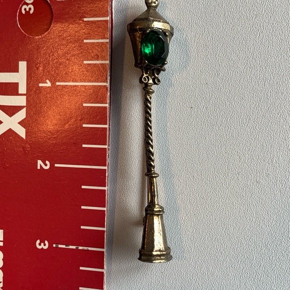 Narnia Vibes Sterling antique lamp post brooch with emerald glass stone. - Picture 4 of 9
